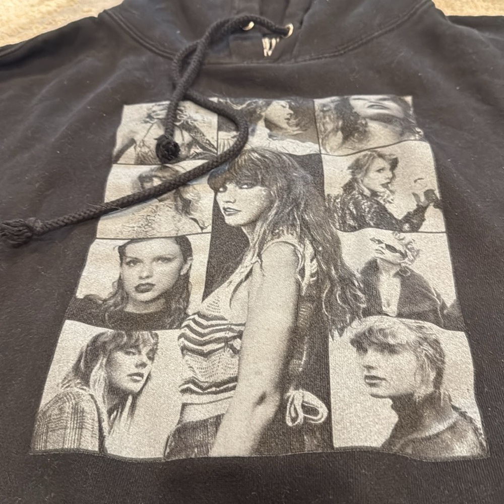 Taylor Swift The Eras Tour Sweatshirt black with grey graphics size XL EUC - Picture 2 of 8
